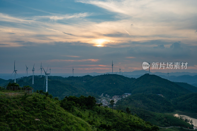 风车山山顶壮丽山河画圈