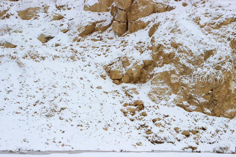 西藏昌都地区川藏线沿途雪景地形