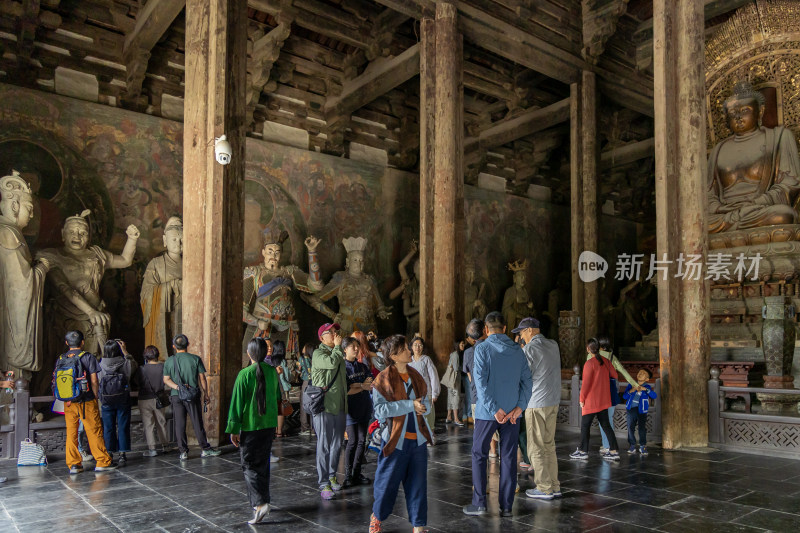 游览参观山西大同善化寺大雄宝殿的人群