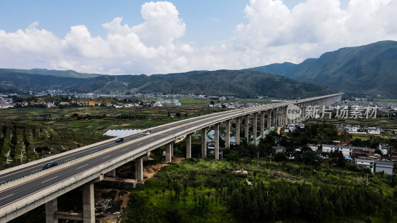 山间高架桥及周边风光