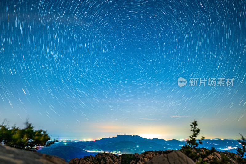 浩瀚的夜空星轨摄于山东省日照市九仙山景区