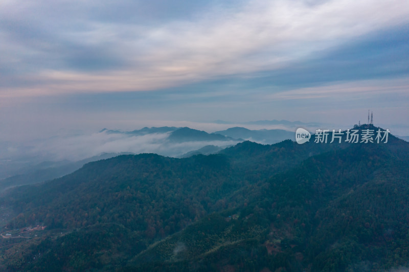 清晨山川云雾缭绕日出航拍摄影图