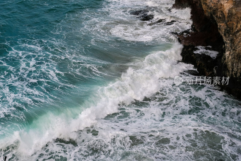 海浪拍打岸边岩石景象