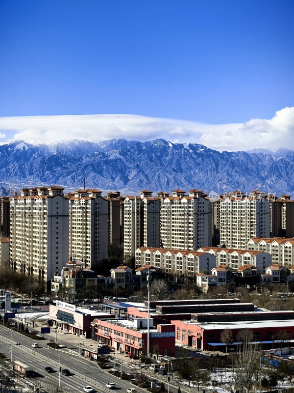 贺兰山下的城镇住宅建筑全景