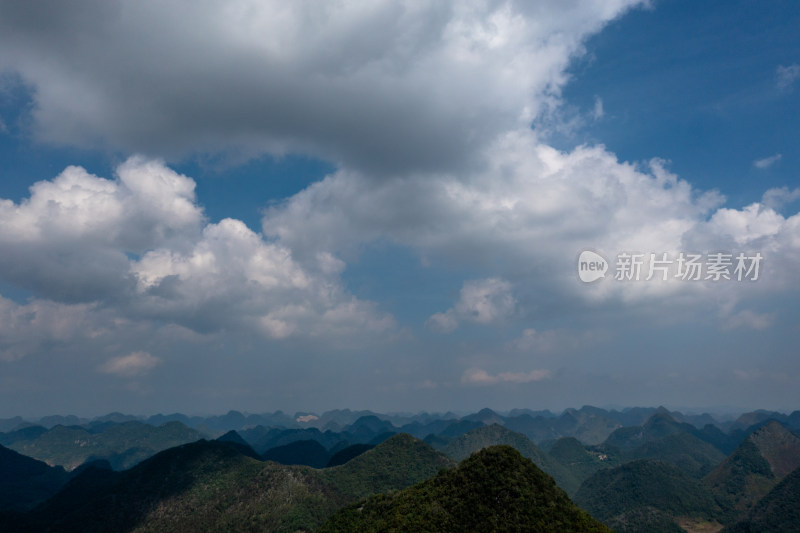 山脉 山峰 山峦 云雾缭绕的山峰