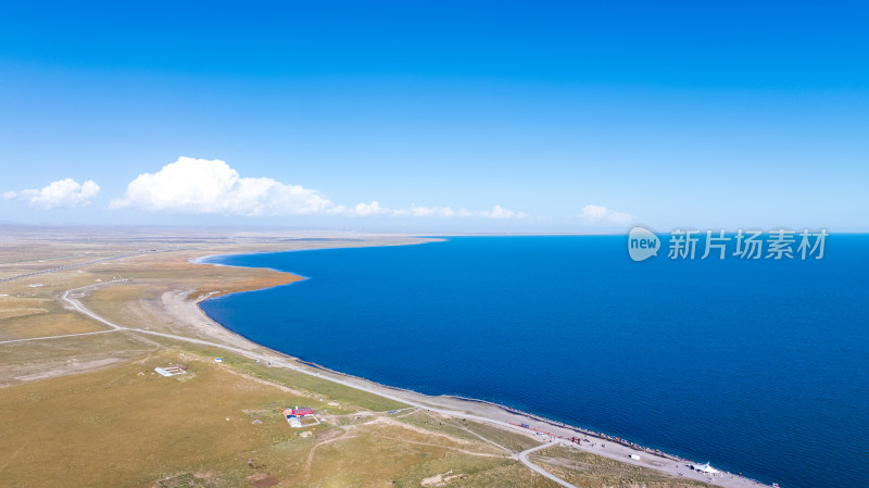 青海湖断崖景区高原圣湖蓝天白云深蓝色湖水