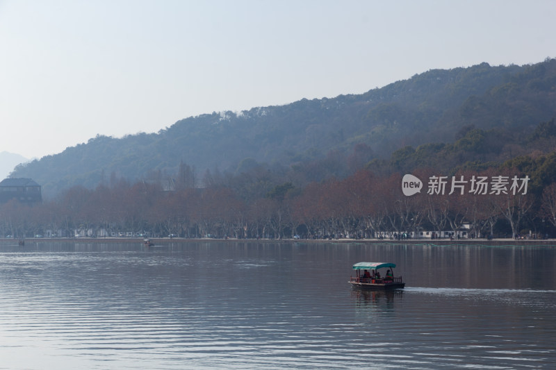 西湖湖面上的小船与远处宝石山的宝俶塔