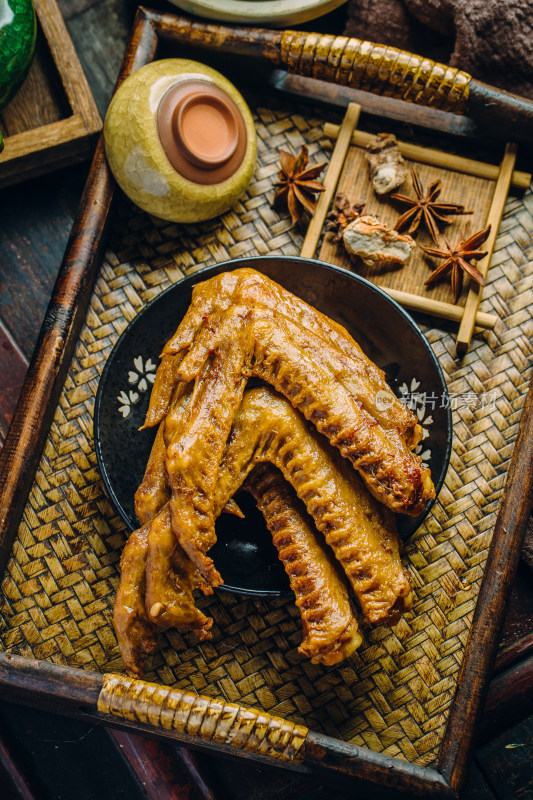 中式美食卤味鸭翅