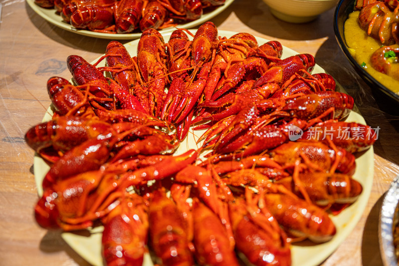 夏季在夜市上吃麻辣小龙虾