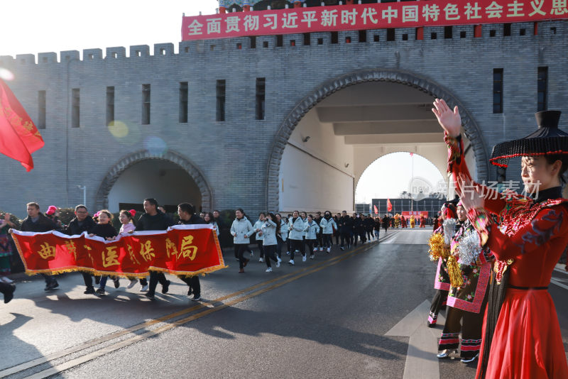 穿城跑健身活动迎接新年