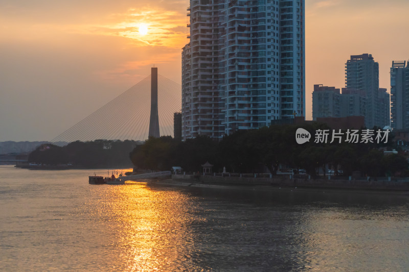 夕阳下河畔高楼与桥梁景观