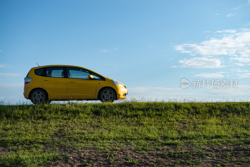 草原地平线上的汽车