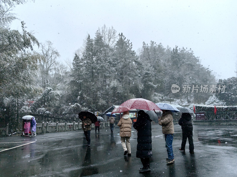 湖北武当山景区紫霄宫雪中游客