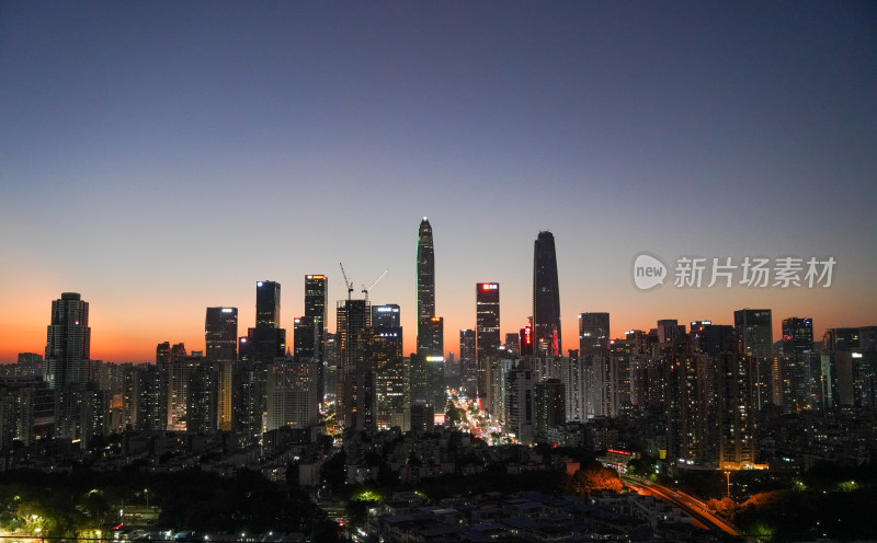 城市夜景鸟瞰，高楼林立灯火辉煌的景象