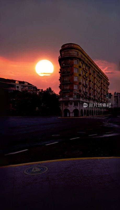 武康大楼夕阳下街角的复古建筑