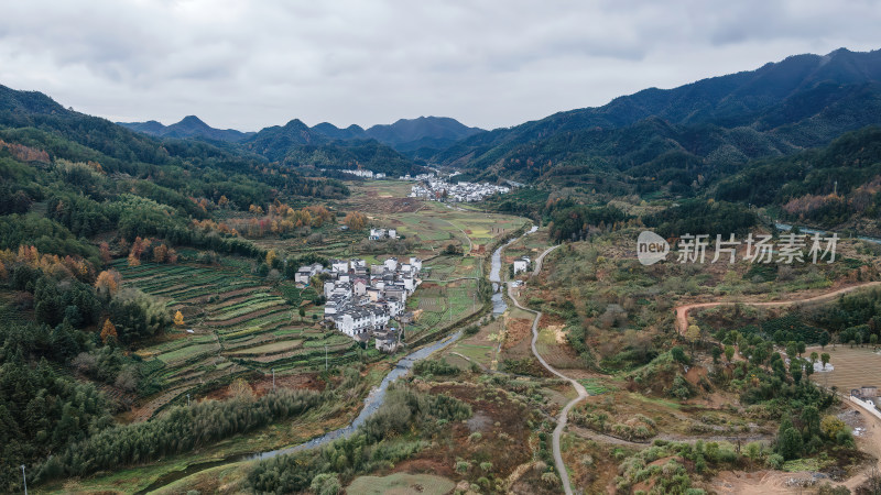 安徽呈坎村山村秋景徽派建筑群航拍