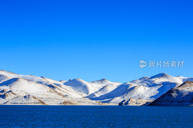 中国西藏羊卓雍措湖羊湖冬季雪景