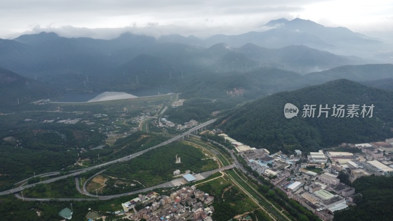 广东东莞：山峰连绵起伏