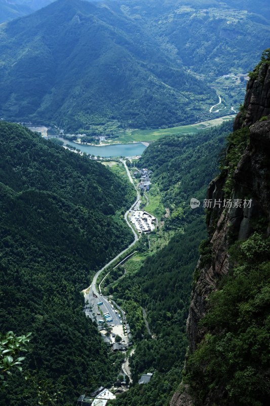 山间公路鸟瞰全景