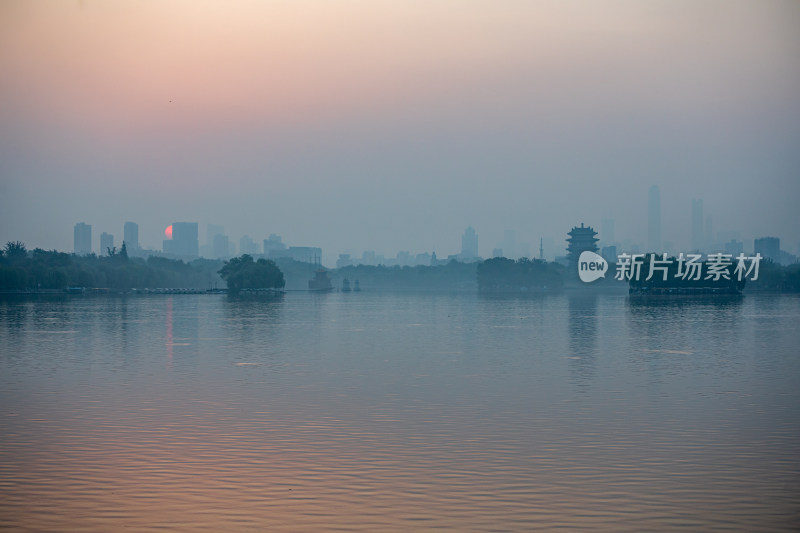 济南大明湖风景区雾色日出景点景观城市风光