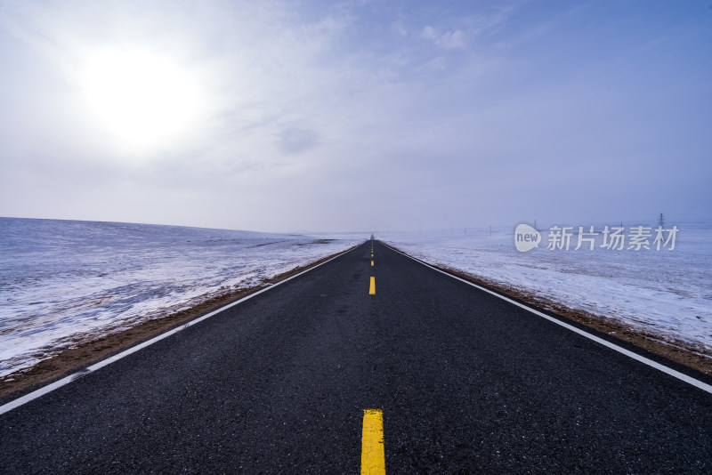 新疆雪地道路