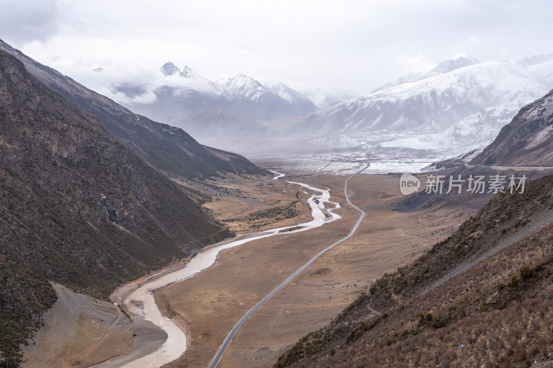 西藏那曲地区布加雪山冰川藏地高原静谧之美