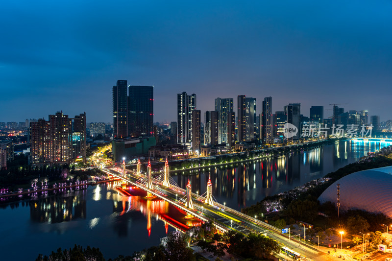 北京通州夜景中的城市桥梁与高楼