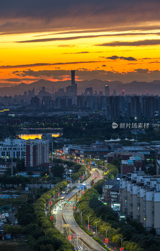 北京黄昏城市天际与车流的场景