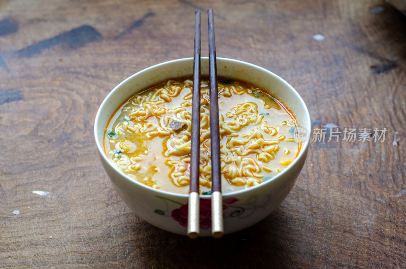 碗装泡面配筷子特写