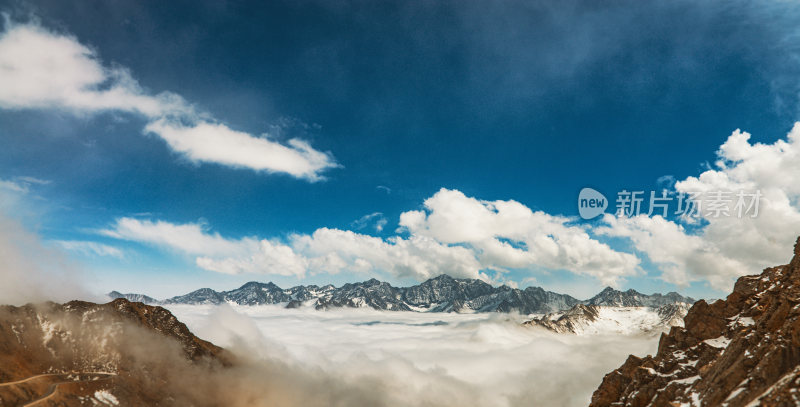 云海之上的雪山胜景