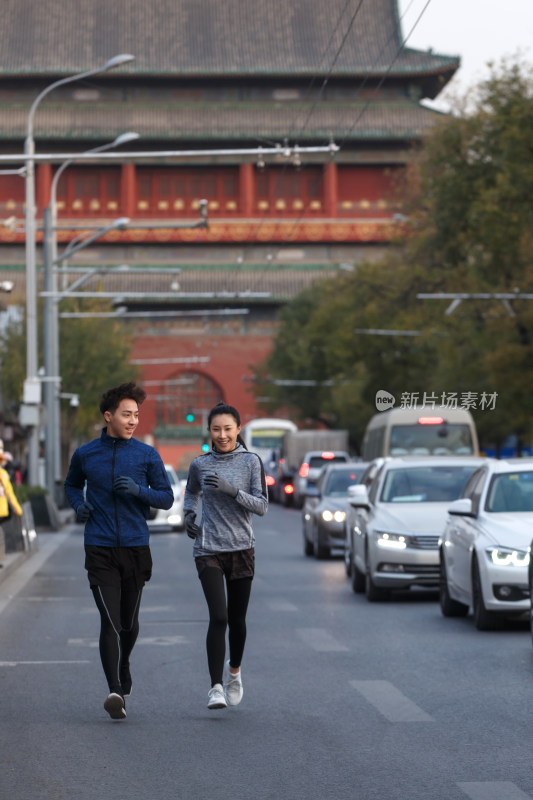 青年情侣户外慢跑