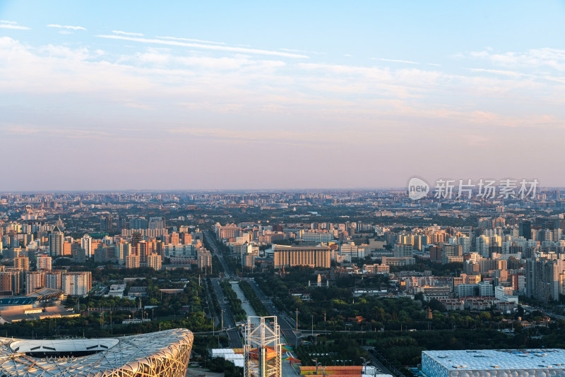 晴朗的傍晚鸟瞰北京城市天际线