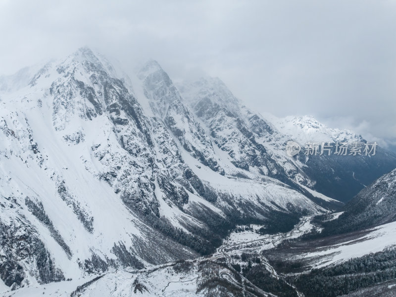 西藏林芝地区墨脱县多雄拉雪山高空航拍