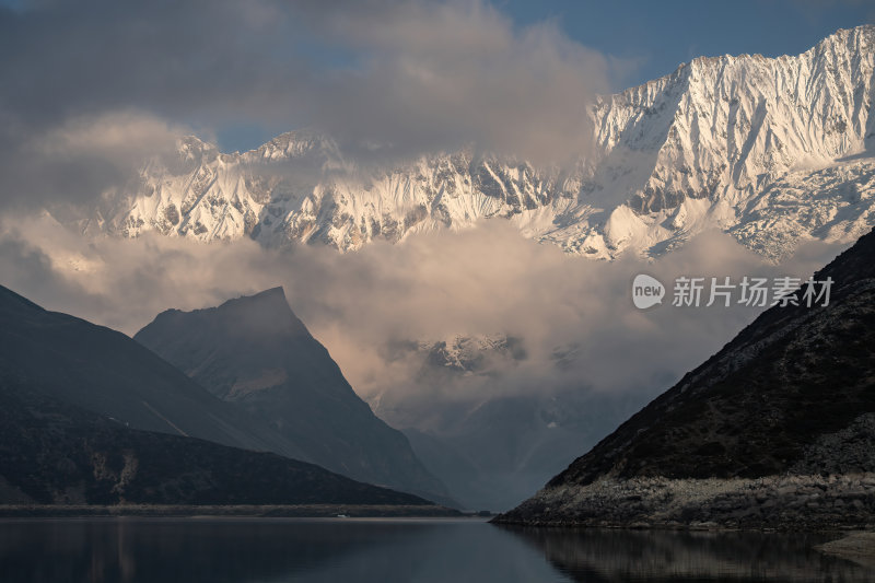 西藏山南洛扎秘境库拉岗日雪山湖泊壮丽景色