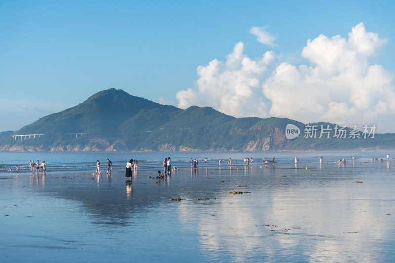 东山岛海边人群漫步赏景