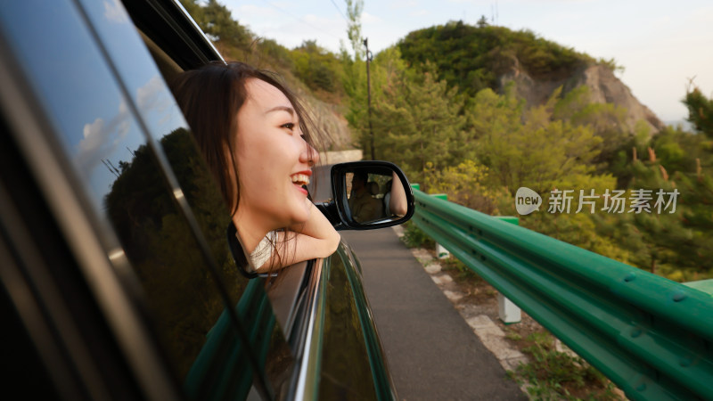 青年女人坐在汽车里