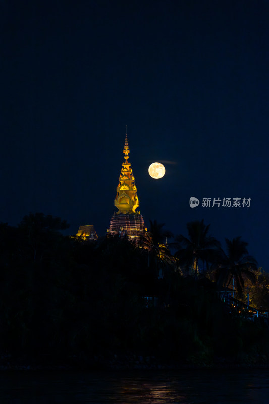 夜间金塔与满月景观