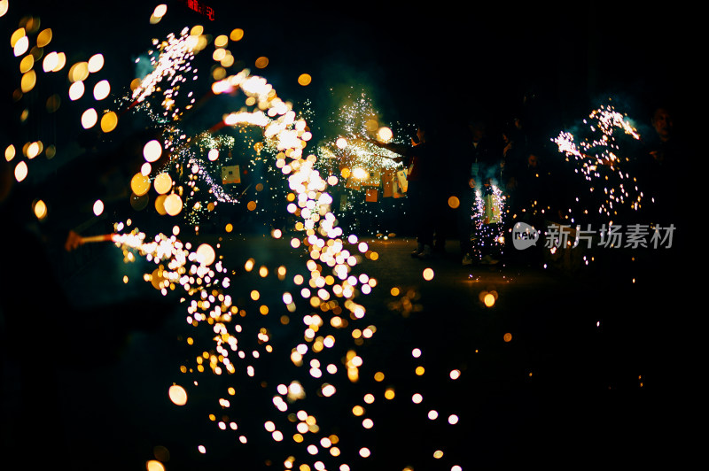 夜空中绽放的绚烂烟花