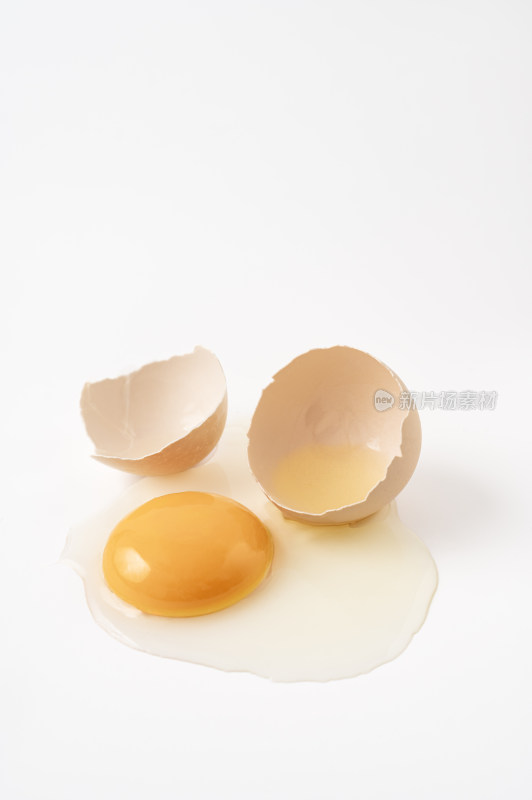 一枚被打开的鸡蛋放在白色背景中