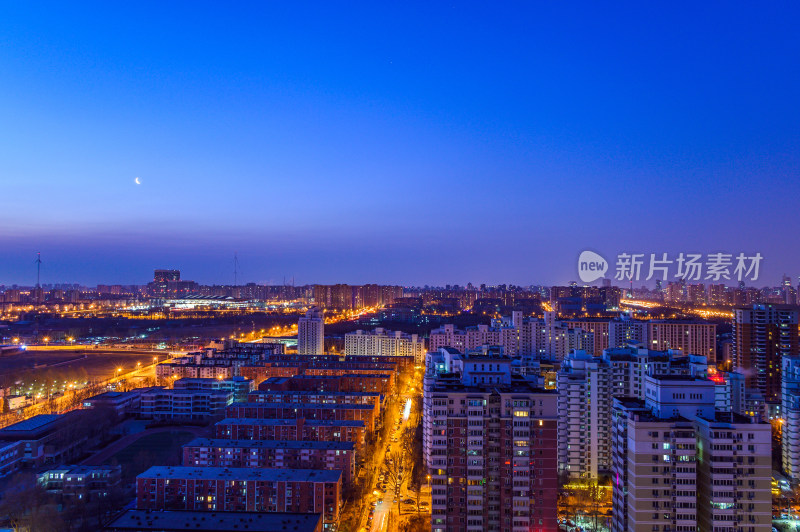 中国北京朝阳区城市天际线黎明夜景