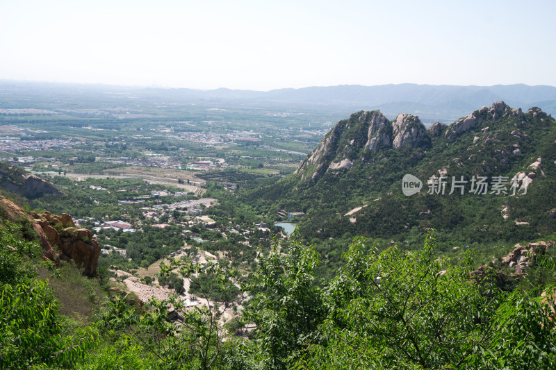 北京后花园景区山顶俯瞰北京西部城区