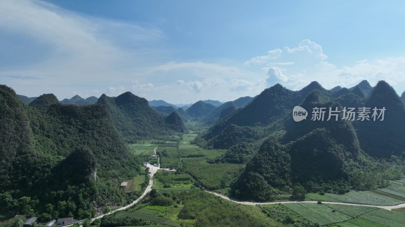 航拍秀丽峰林小路美丽自然风景旅游广西