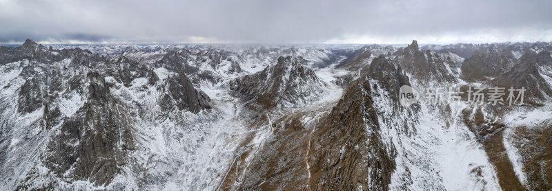 四川阿坝州莲宝叶则冬季雪山巍峨航拍