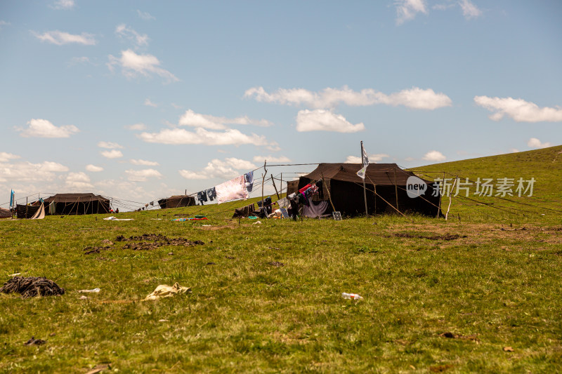 蓝天白云草原上的帐篷