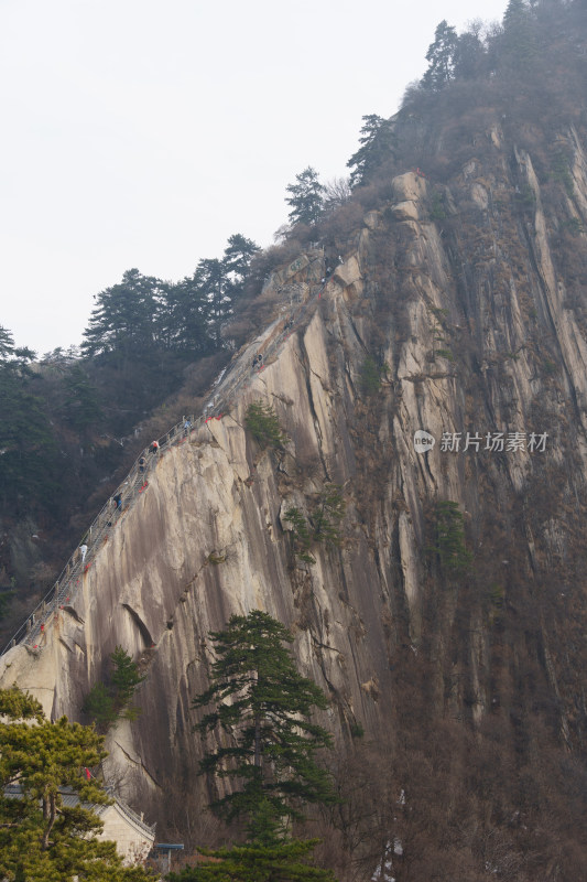 华山的陡峭山峰