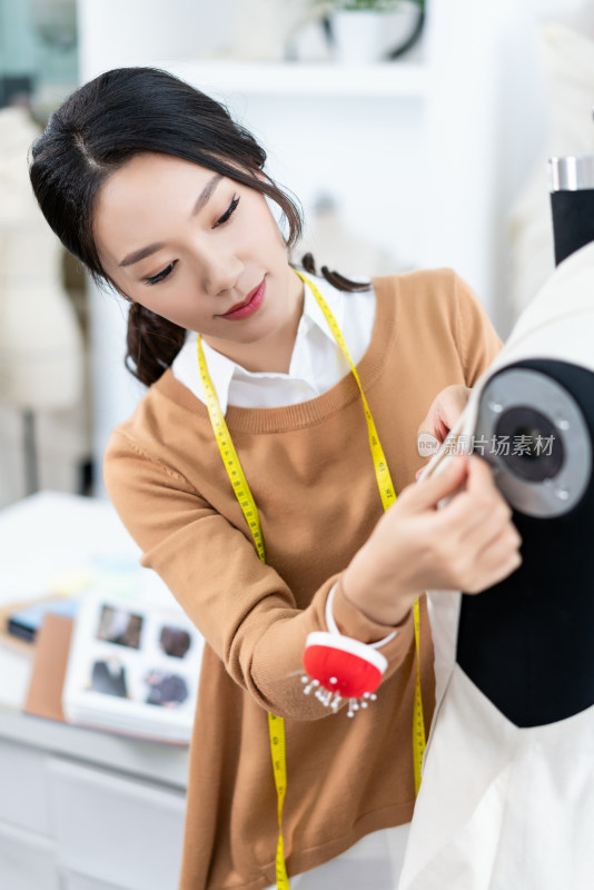 年轻女服装设计师