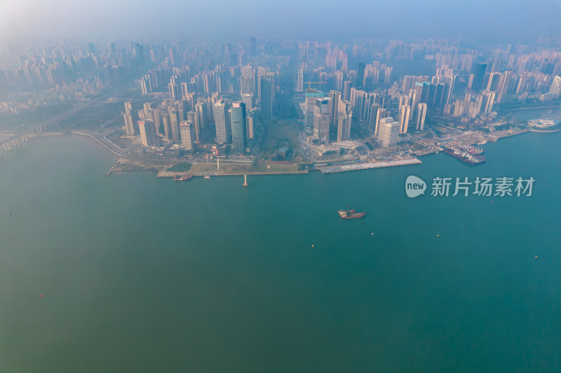 广东湛江海边清晨迷雾日出航拍摄影图