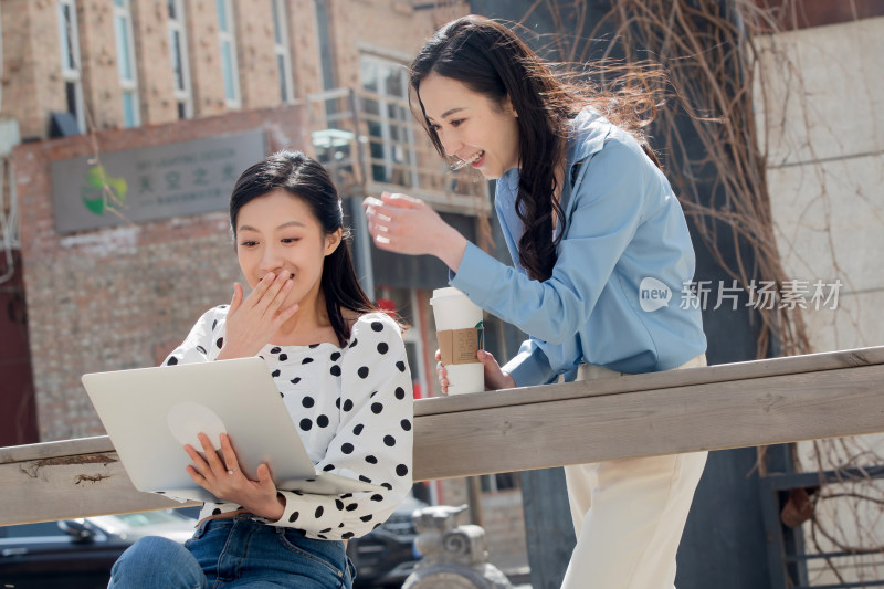 户外讨论工作的青年女人