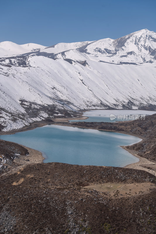 西藏山南洛扎秘境库拉岗日雪山湖泊壮丽景色