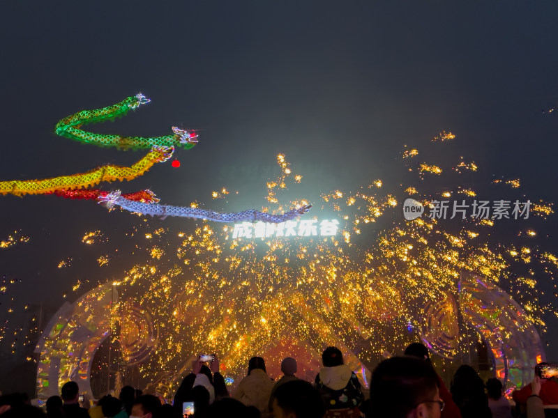 夜空中的舞龙表演打铁花